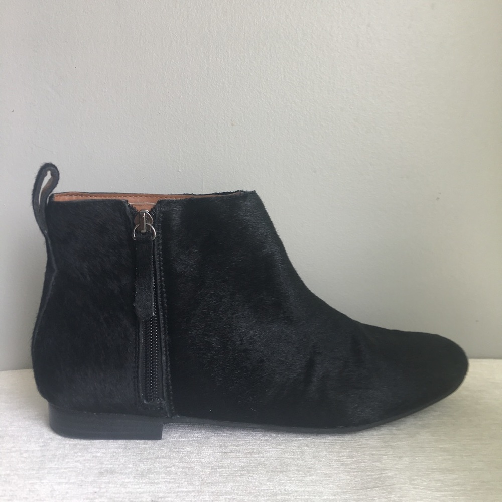 GAP leather/calf hair zip bootie <black>